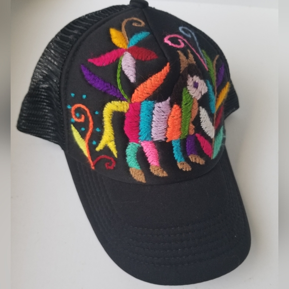 Embroidered hat - Picture 3 of 7